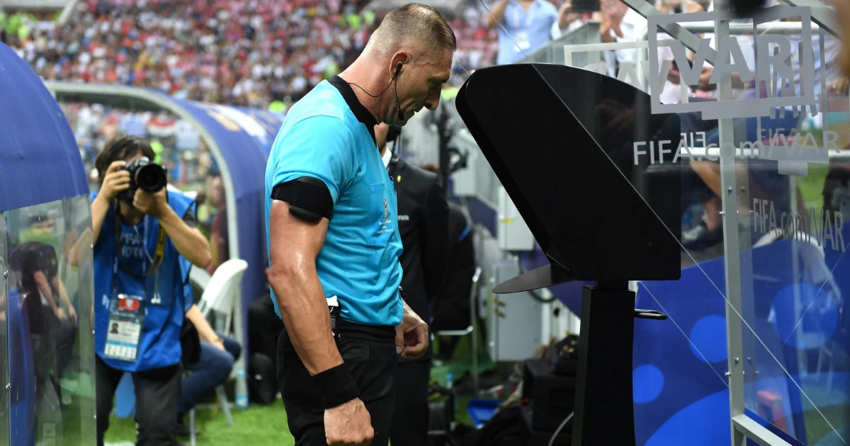 VAR是什麼？了解足球影像輔助裁判制度與判決流程